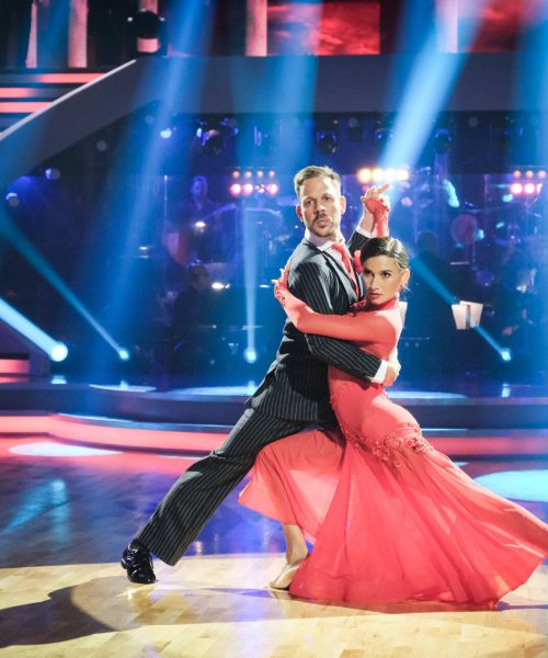 "Dancing Stars 2021", Quickstep, Slowfox, Samba, Tango, Rumba, Paso Doble, Wiener Walzer und Langsamer Walzer stehen diesmal auf der Tanzkarte der "Dancing Stars". Acht Paare kämpfen in der vierten Live-Show am Freitag, um den Aufstieg in die nächste Runde.Im Bild: Bernhard Kohl & Vesela Dimova. SENDUNG: ORF eins - FR - 15.10.2021 - 20:15 UHR. - Veroeffentlichung fuer Pressezwecke honorarfrei ausschliesslich im Zusammenhang mit oben genannter Sendung oder Veranstaltung des ORF bei Urhebernennung. Foto: ORF/Hans Leitner. Anderweitige Verwendung honorarpflichtig und nur nach schriftlicher Genehmigung der ORF-Fotoredaktion. Copyright: ORF, Wuerzburggasse 30, A-1136 Wien, Tel. +43-(0)1-87878-13606