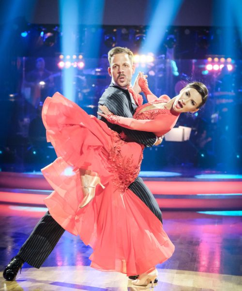 "Dancing Stars 2021", Quickstep, Slowfox, Samba, Tango, Rumba, Paso Doble, Wiener Walzer und Langsamer Walzer stehen diesmal auf der Tanzkarte der "Dancing Stars". Acht Paare kämpfen in der vierten Live-Show am Freitag, um den Aufstieg in die nächste Runde.Im Bild: Bernhard Kohl & Vesela Dimova. SENDUNG: ORF eins - FR - 15.10.2021 - 20:15 UHR. - Veroeffentlichung fuer Pressezwecke honorarfrei ausschliesslich im Zusammenhang mit oben genannter Sendung oder Veranstaltung des ORF bei Urhebernennung. Foto: ORF/Hans Leitner. Anderweitige Verwendung honorarpflichtig und nur nach schriftlicher Genehmigung der ORF-Fotoredaktion. Copyright: ORF, Wuerzburggasse 30, A-1136 Wien, Tel. +43-(0)1-87878-13606